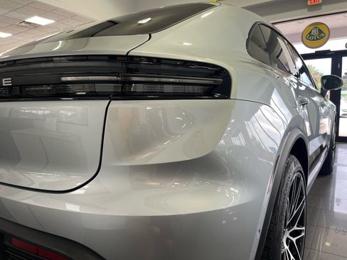 Used 2025 Porsche Macan 4S Electric AWD/4WD image 16
