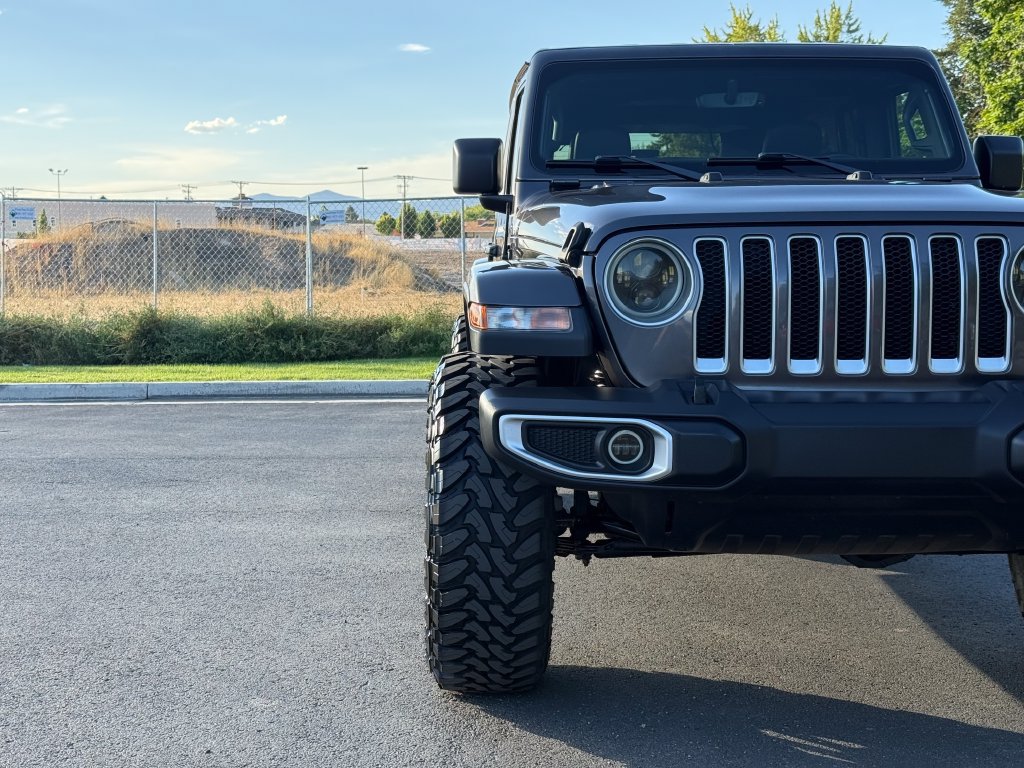 Used 2018 Jeep Wrangler Unlimited Sahara w/ Uconnect 4C Nav & Sound Group AWD/4WD image 4