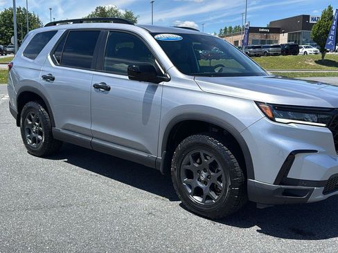 Certified 2025 Honda Pilot TrailSport image 2