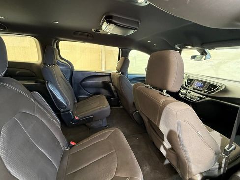 Used 2020 Chrysler Pacifica Touring w/ S Appearance Package FWD image 19