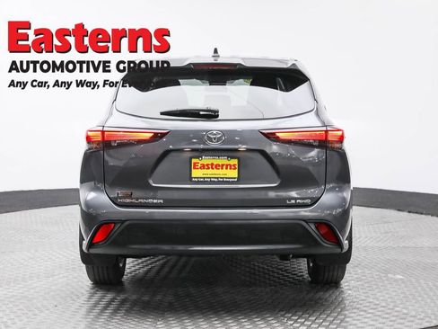 Used 2024 Toyota Highlander LE image 6