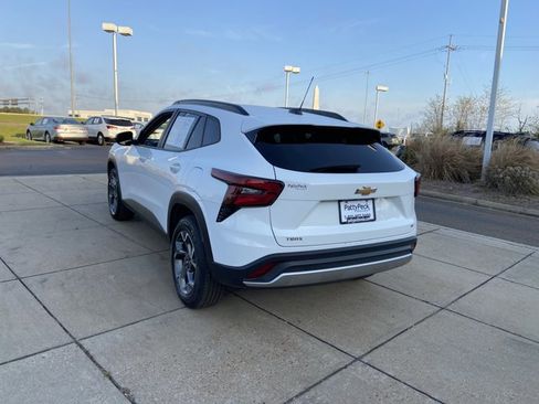 Used 2024 Chevrolet Trax LT image 9