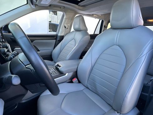 Used 2022 Toyota Highlander XLE AWD/4WD image 5