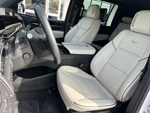 Used 2023 Cadillac Escalade ESV Sport w/ Touring Package image 10