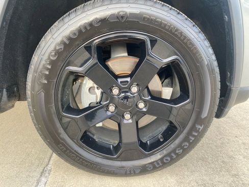 Used 2020 Jeep Grand Cherokee Laredo image 29