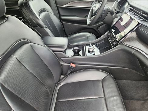 Used 2024 Jeep Grand Cherokee L Limited w/ Luxury Tech Group II AWD/4WD image 11