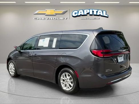 Used 2023 Chrysler Pacifica Touring-L FWD image 3