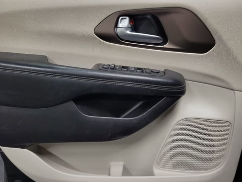 Used 2021 Chrysler Voyager Lxi image 22