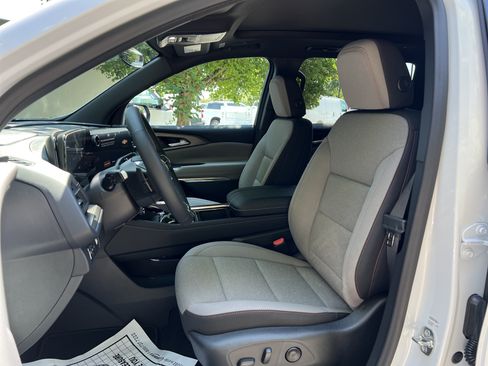 New 2026 Chevrolet Traverse LT w/ Sun and Wheel Package FWD image 17