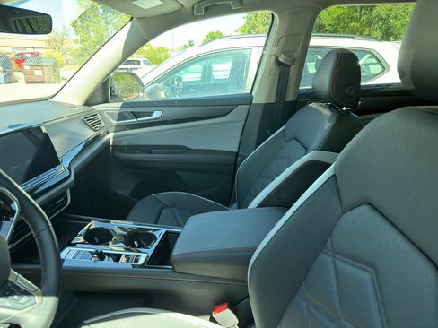 Used 2025 Volkswagen Atlas Peak Edition SE AWD/4WD image 2