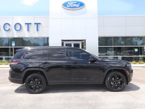 Used 2023 Jeep Grand Cherokee L Laredo RWD image 18