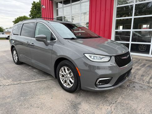 Used 2022 Chrysler Pacifica Touring-L FWD image 2