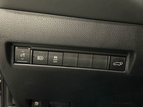 Used 2022 Toyota Venza XLE image 29