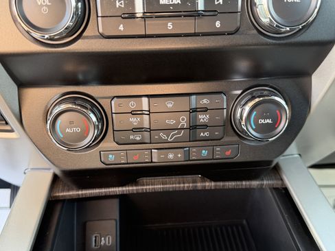 Used 2020 Ford F350 Lariat w/ Chrome Package AWD/4WD image 18