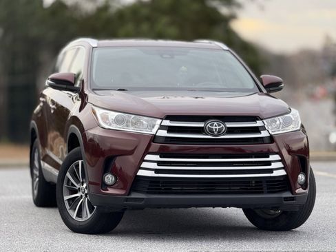 Used 2019 Toyota Highlander XLE image 3