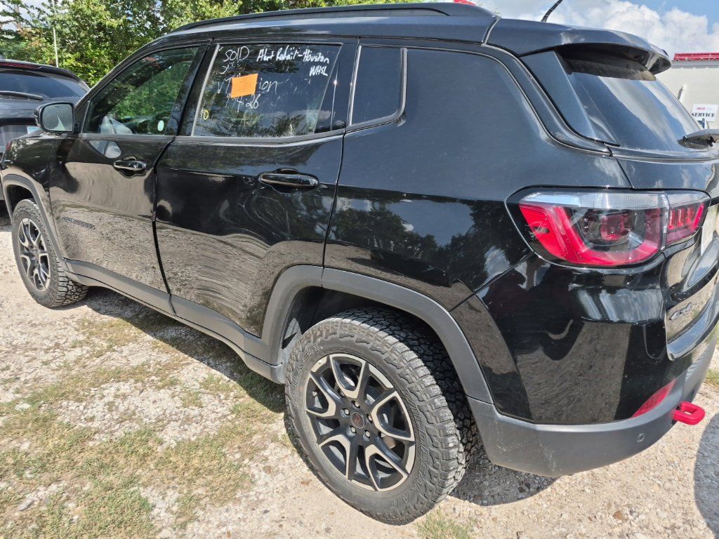 Used 2025 Jeep Compass Trailhawk AWD/4WD image 2