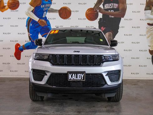 Used 2025 Jeep Grand Cherokee Altitude AWD/4WD image 19