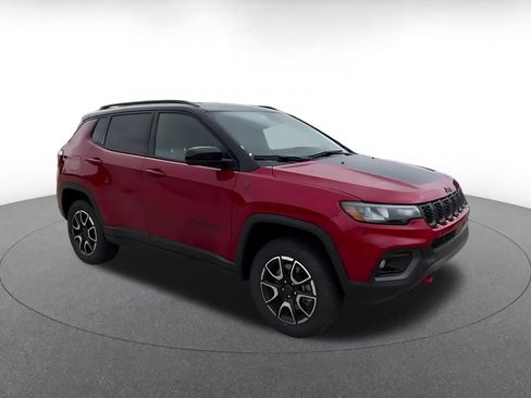 Used 2025 Jeep Compass Trailhawk AWD/4WD image 2