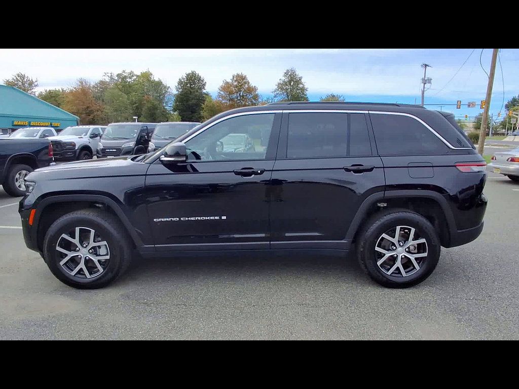 Used 2025 Jeep Grand Cherokee Limited AWD/4WD image 5