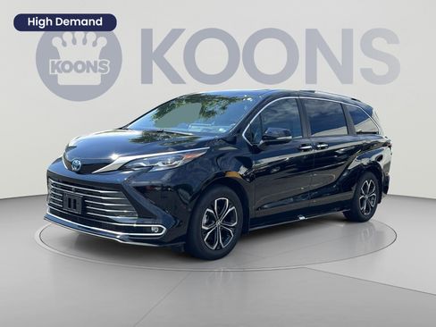 Used 2025 Toyota Sienna Platinum AWD/4WD image 1