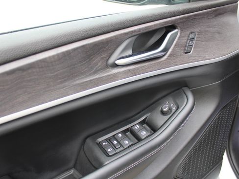 Certified 2023 Jeep Grand Cherokee L Limited image 11