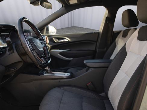 Used 2024 Chevrolet Trax RS image 2