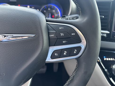 Used 2023 Chrysler Pacifica Touring-L FWD image 12