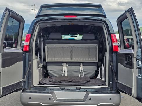 Used 2017 GMC Savana 2500 RWD image 4