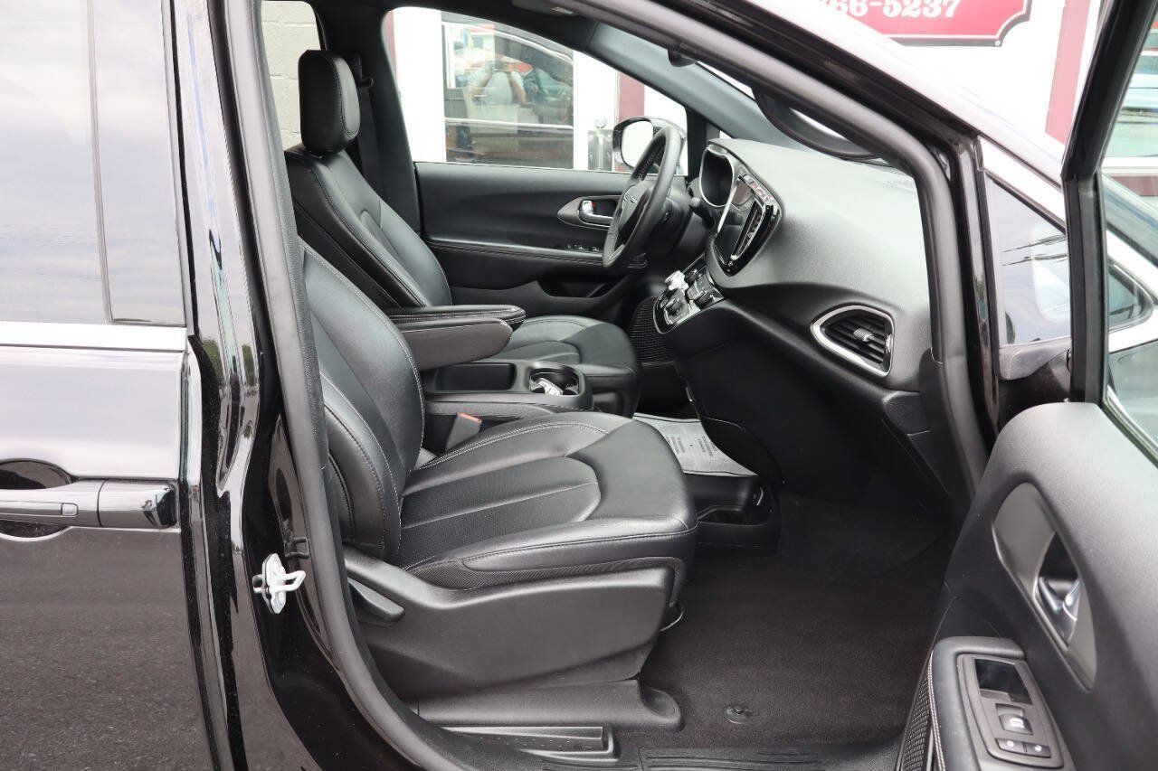Used 2025 Chrysler Pacifica Select FWD image 8