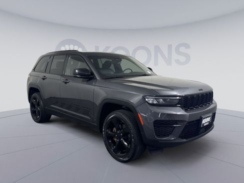 Used 2023 Jeep Grand Cherokee Altitude AWD/4WD image 10