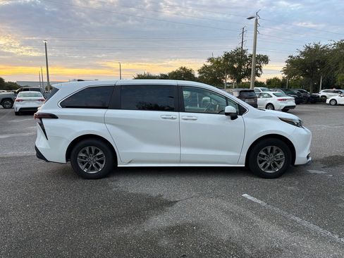 Used 2025 Toyota Sienna LE FWD image 4