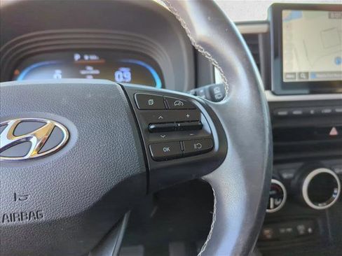Used 2023 Hyundai Venue Limited image 16