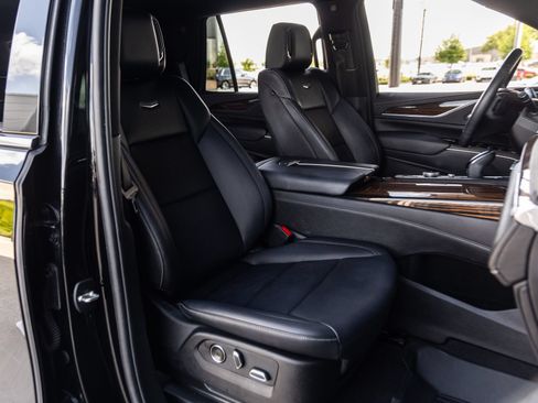 Used 2024 Cadillac Escalade Luxury RWD image 40