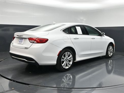 Used 2017 Chrysler 200 Limited Platinum w/ Comfort & Convenience Group FWD image 6