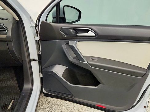 Used 2018 Volkswagen Tiguan SEL FWD image 27