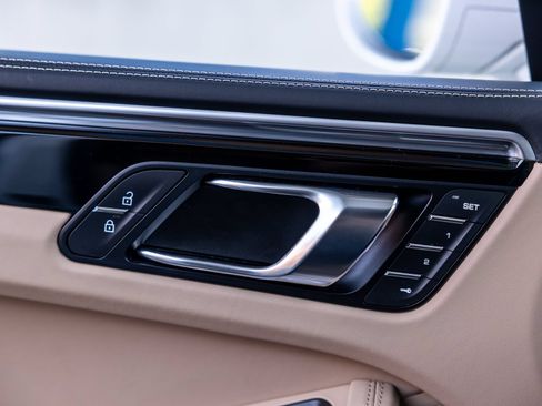 Certified 2024 Porsche Macan AWD/4WD image 42