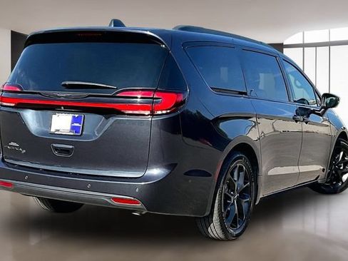Used 2021 Chrysler Pacifica Touring-L w/ Uconnect Theater Family Group FWD image 6