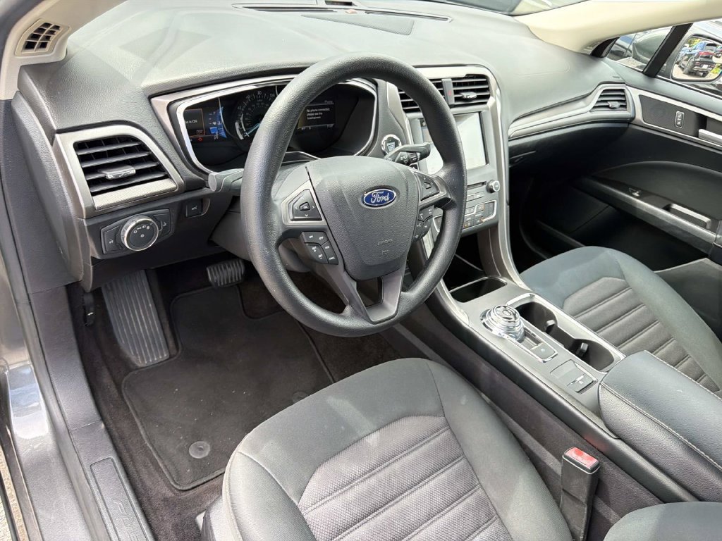 Used 2017 Ford Fusion SE w/ Fusion SE Technology Package FWD image 17