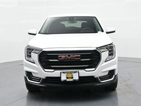 Used 2024 GMC Terrain SLE image 3