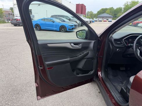 Used 2021 Ford Escape SE w/ SE Sport Appearance Package AWD/4WD image 10