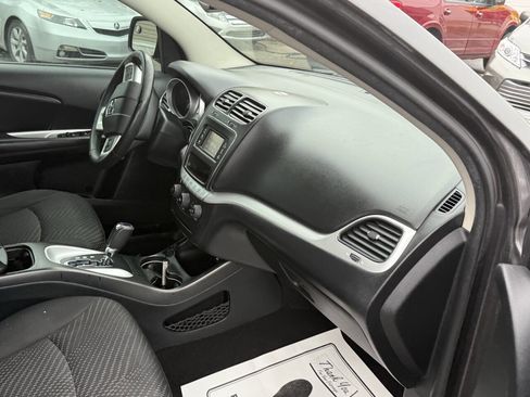 Used 2017 Dodge Journey SE w/ Flexible Seating Group image 12