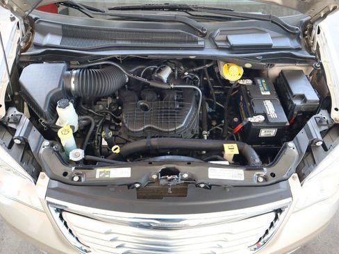 Used 2016 Chrysler Town & Country Touring-L w/ Driver Convenience Group FWD image 12