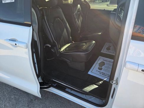 Used 2025 Chrysler Pacifica Limited FWD image 12