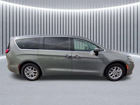 Used 2023 Chrysler Pacifica Touring-L FWD image 19