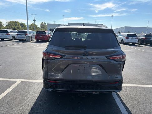 Used 2025 Toyota Sienna XSE FWD image 5