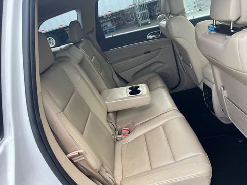 Used 2020 Jeep Grand Cherokee Limited AWD/4WD image 16