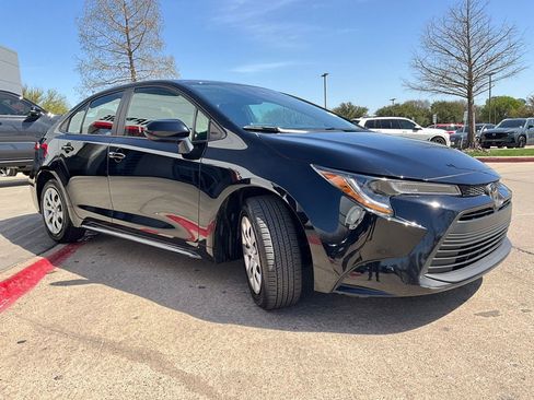 Used 2025 Toyota Corolla LE image 4