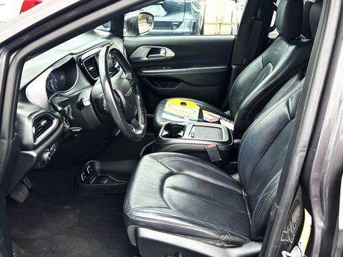 Used 2019 Chrysler Pacifica Touring-L Plus w/ S Appearance Package image 16