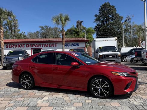 Used 2019 Toyota Camry SE image 3