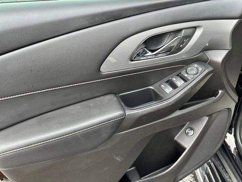 Used 2021 Chevrolet Traverse LT image 10